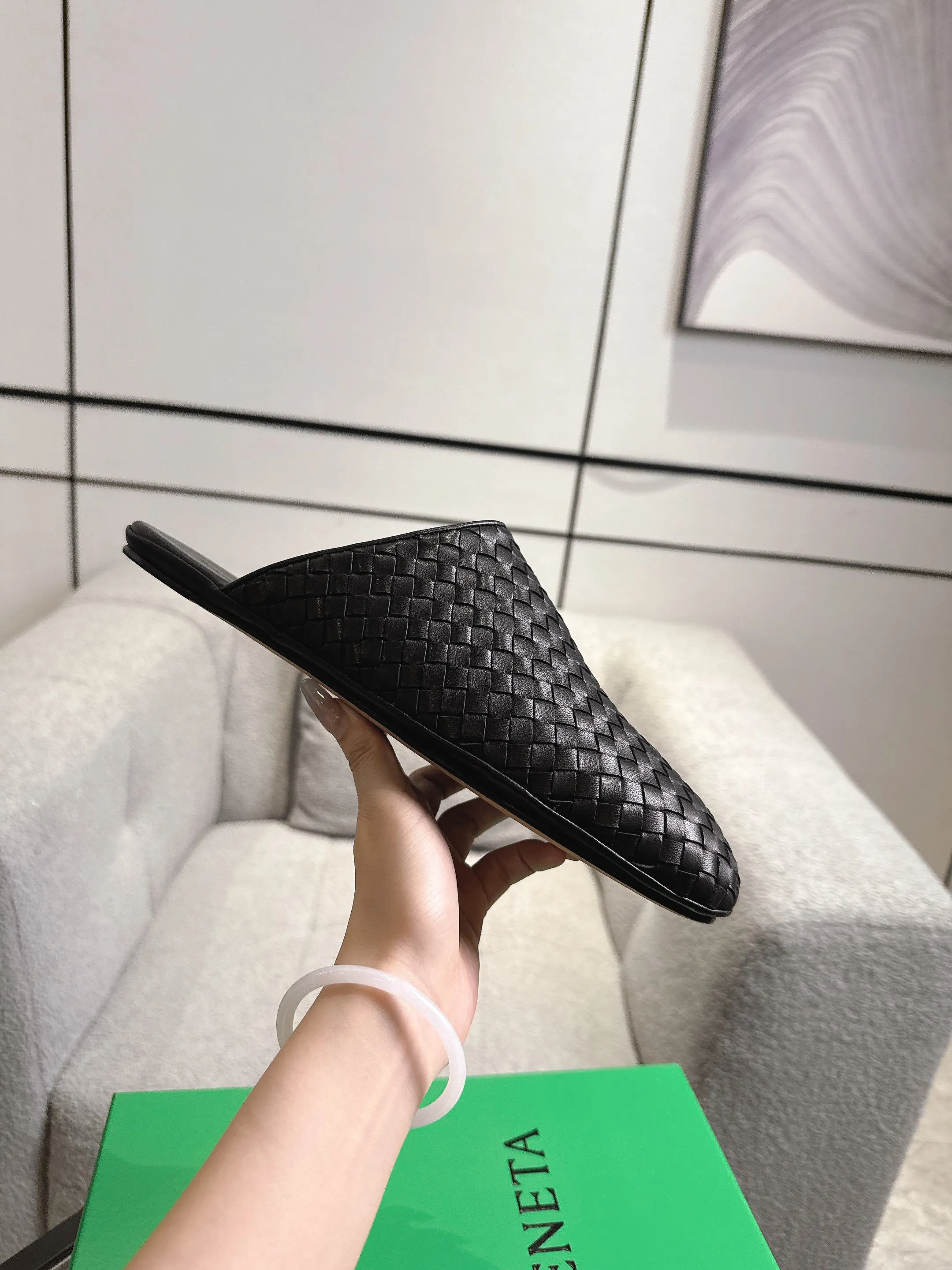 [BV] Top P: 720💰Size for couples: 35-44 (40.41 for women, 38 for men, 45.46.47, custom-made and non-returnable) Bottega Veneta 2025 Autumn counter synchronized genuine leather outsole classic woven half-drag couple model Bottega Veneta square-toe flat shoes, imported mixed sheepskin, imported sheep! Leather outsole! [Rose][Rose]! Purely hand-woven and operated, the original board is reproduced one-to-one! quality assurance!